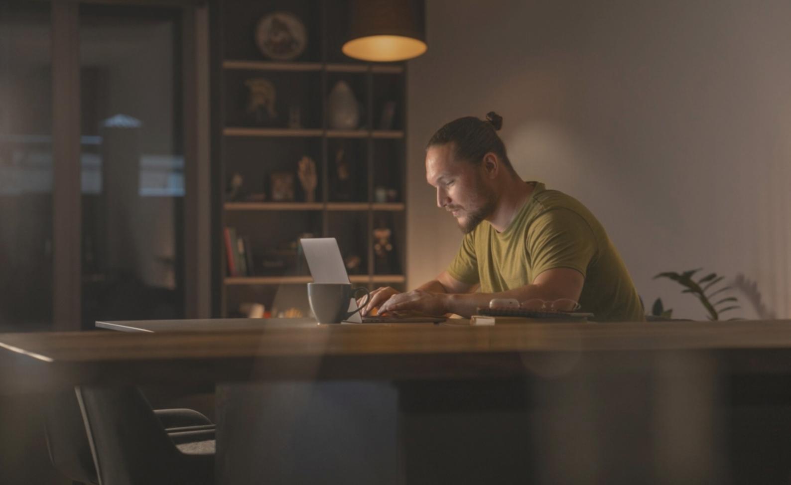 Équipe collaborative travaillant sur des stratégies d'investissement